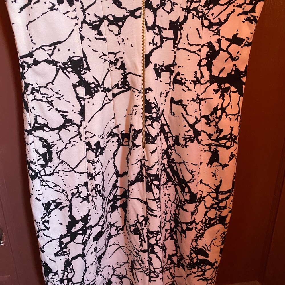 CALVIN KLEIN CREAM AND WHITE ZIPPER TILE DRESS - Picture 6 of 12
